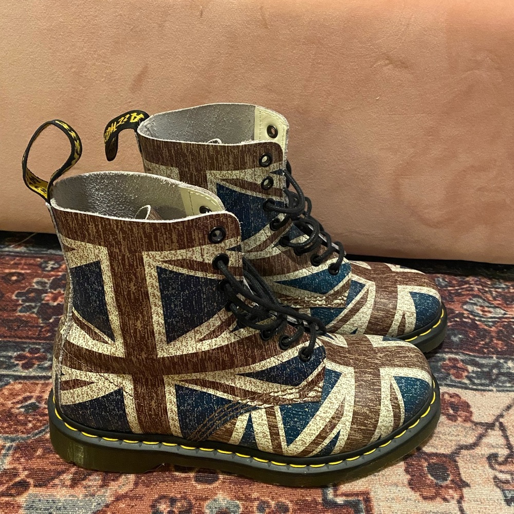 RELISTED - Like New Union Jack Dr Martens